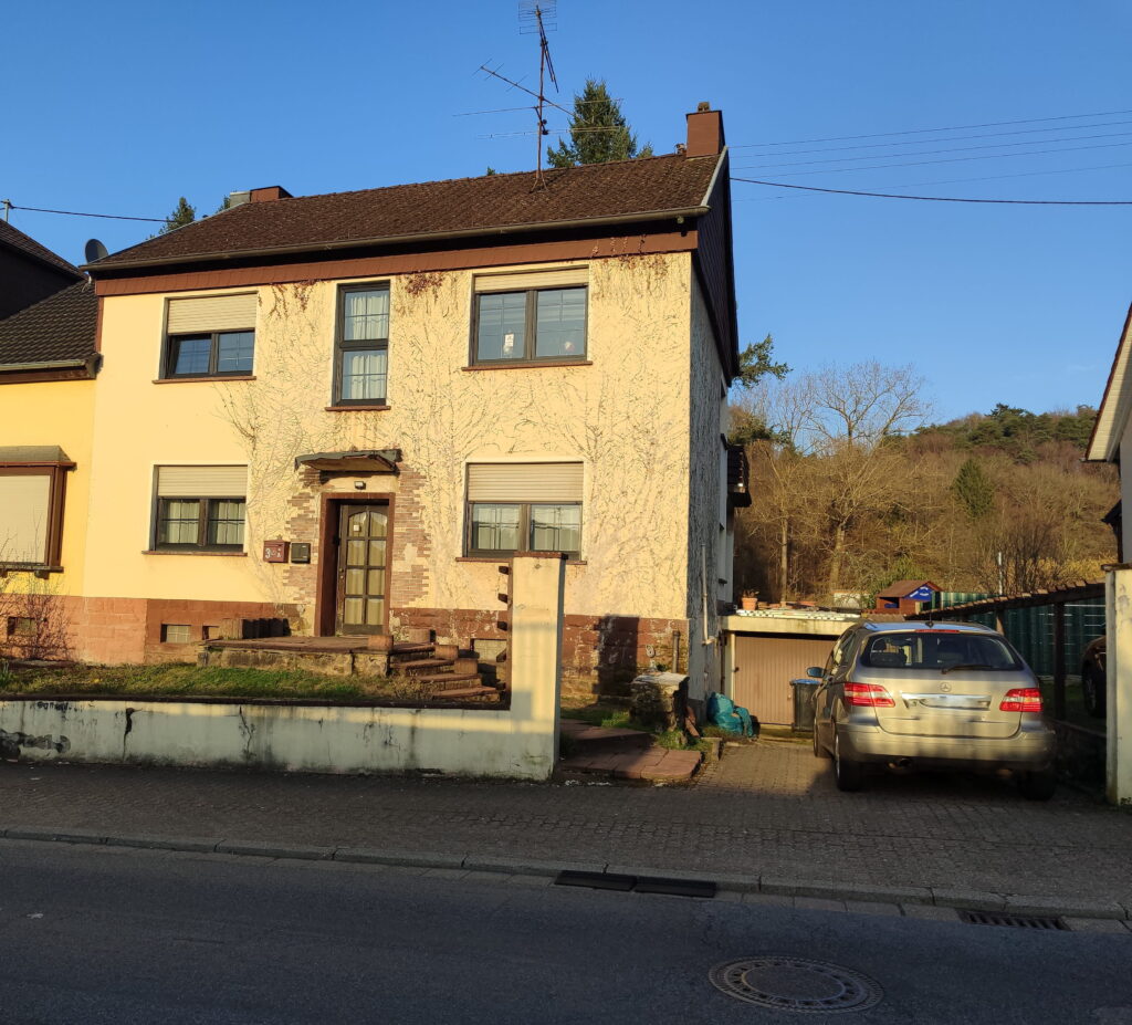Modernisiertes Zweifamilienaus